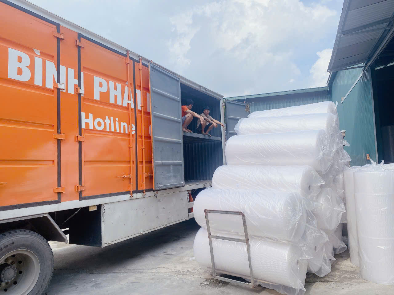 Giao foam số lượng lớn lên container — THT Plastic