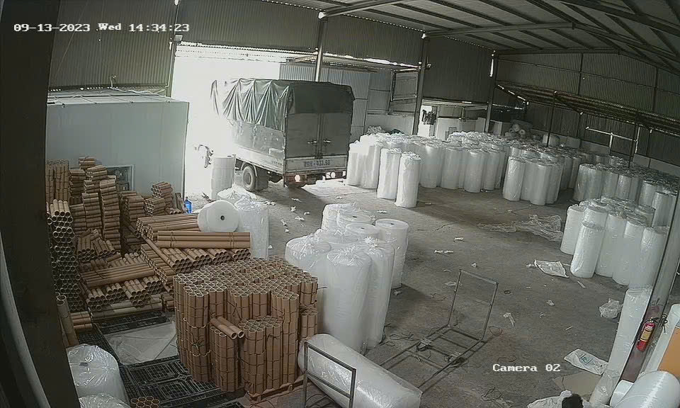 Kho vật tư đóng gói hàng sơn mài gồm cuộn xốp nổ và foam