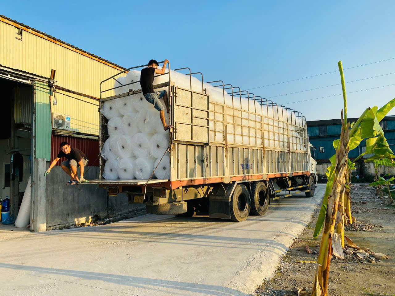 Đội ngũ THT bốc xếp, giao hàng — tinh thần làm việc trách nhiệm