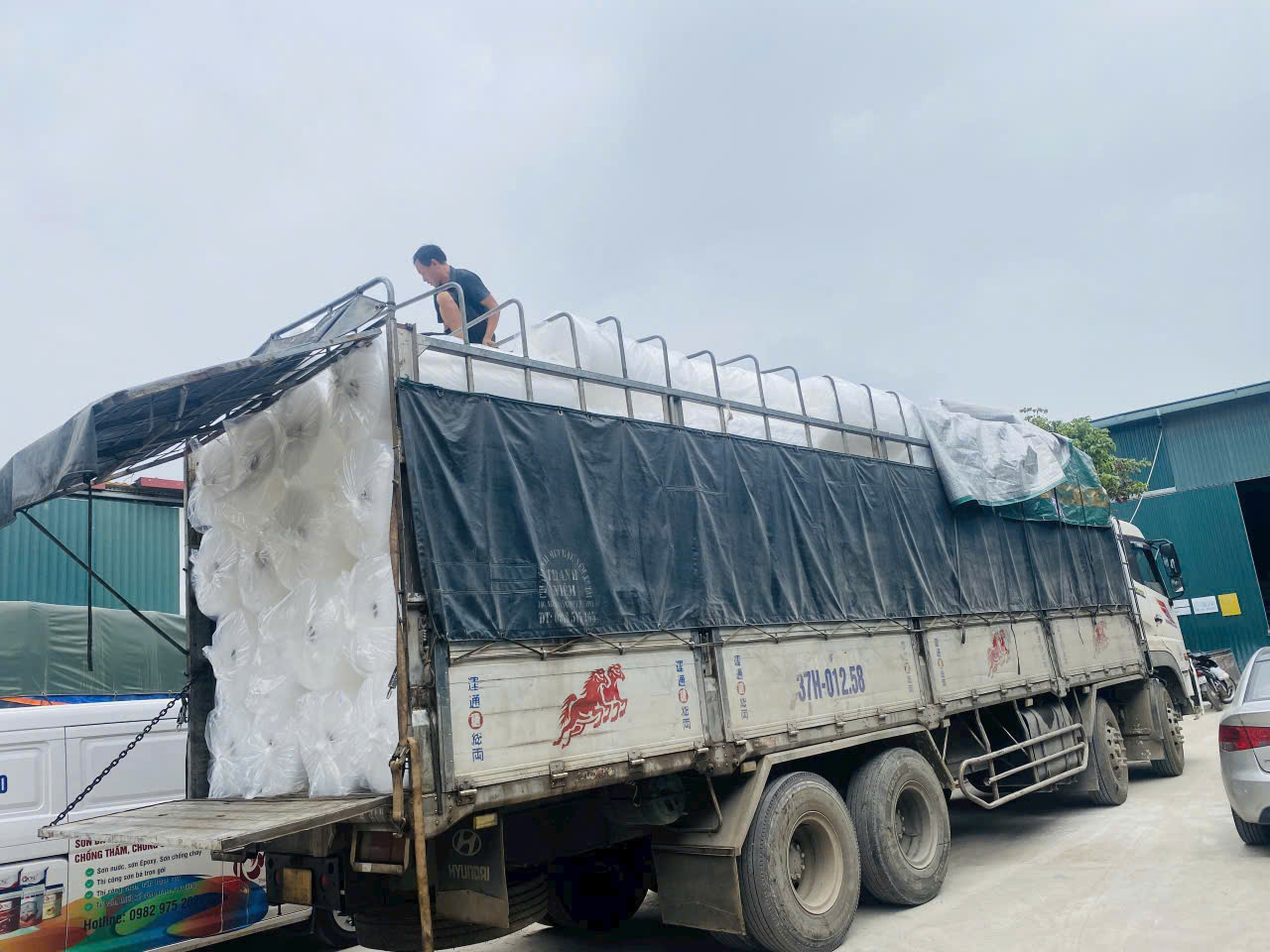 Xe tải giao xốp nổ số lượng lớn — tối ưu chi phí đóng gói
