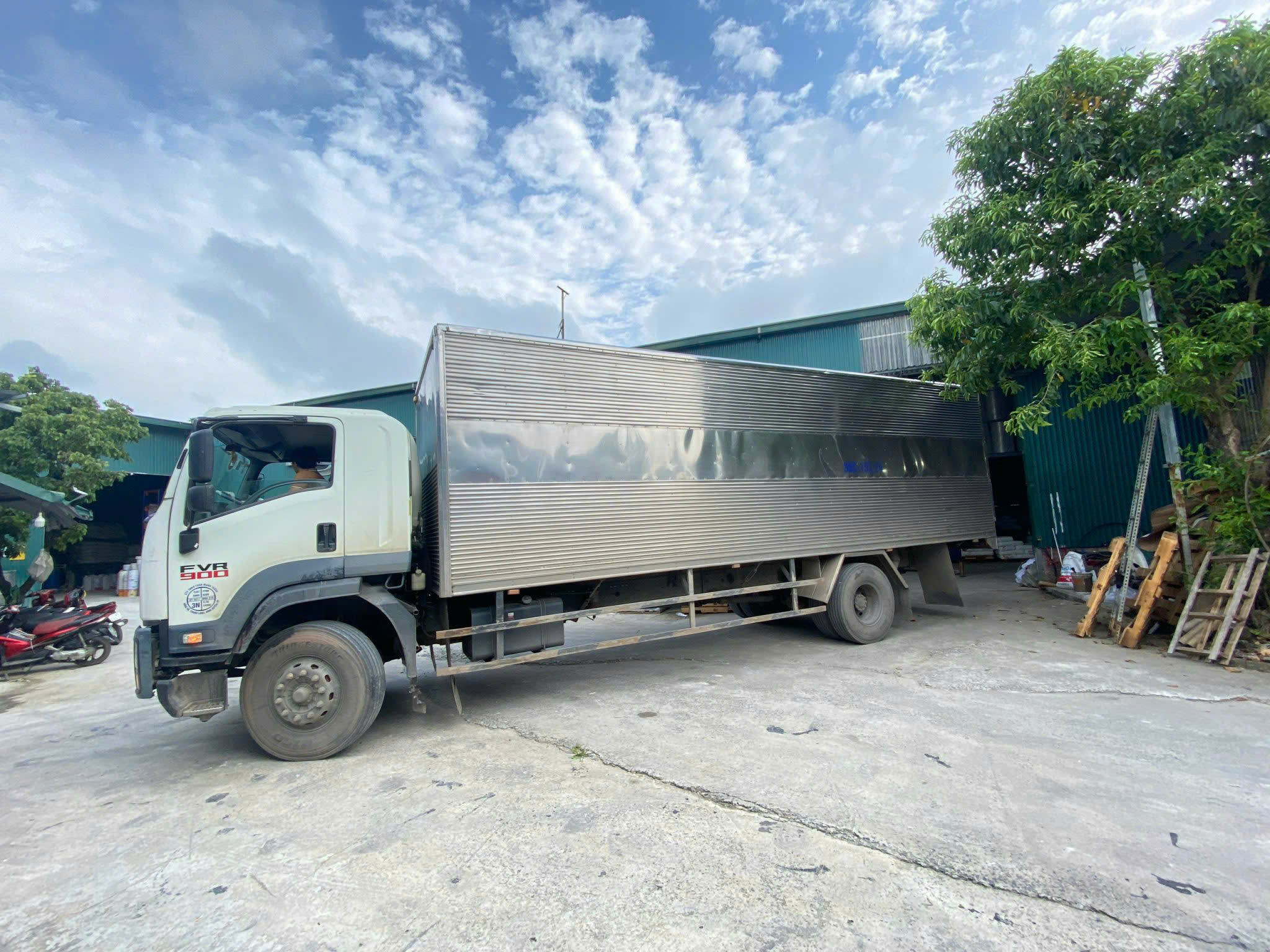Xe container giao hàng — tối ưu kích thước kiện giúp giảm chi phí vận chuyển