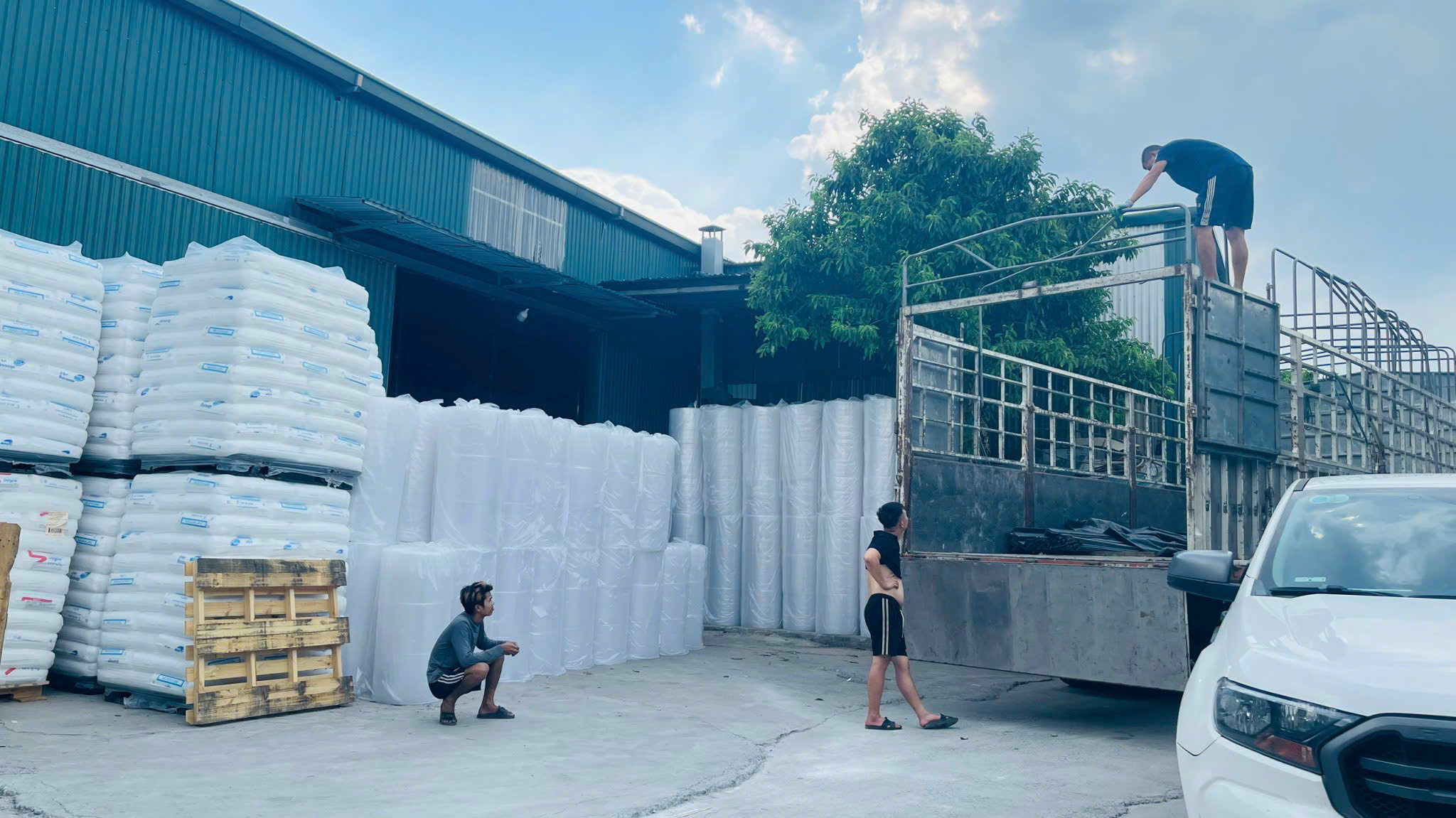 Bãi nguyên liệu hạt nhựa PE đầu vào của quy trình sản xuất xốp nổ tại nhà máy THT Plastic