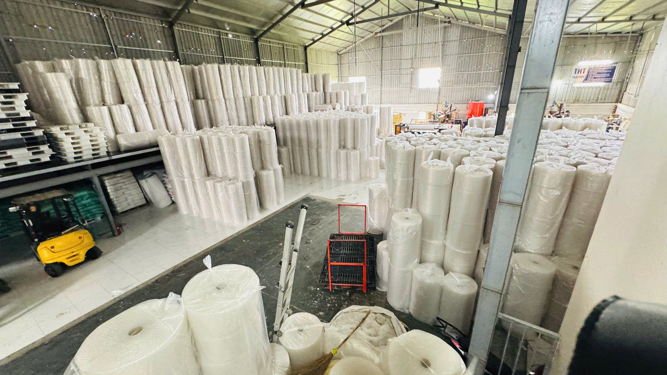 Kho cuộn xốp PE foam 5mm thành phẩm tại nhà máy THT Plastic