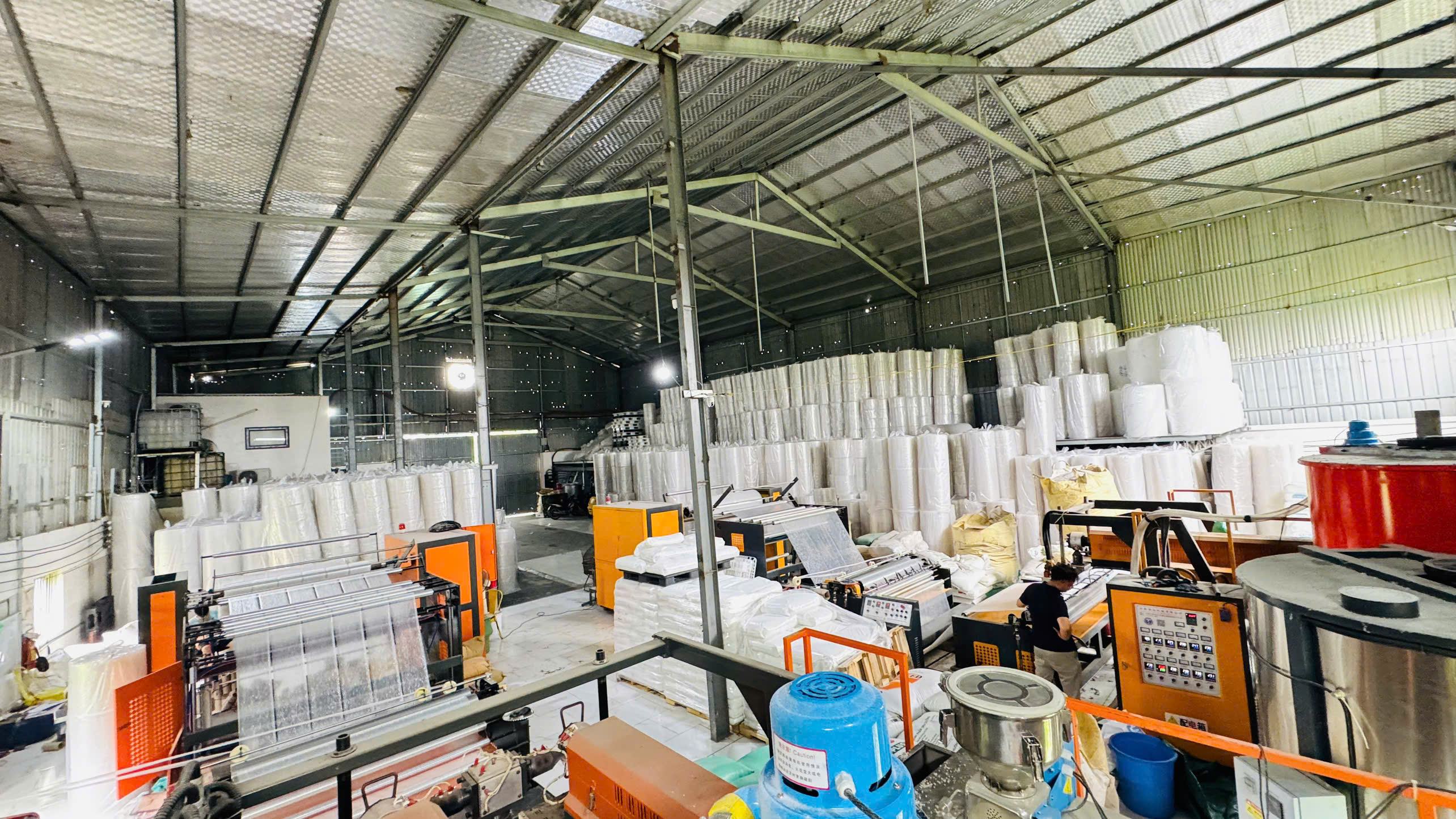 Xưởng sản xuất xốp PE foam màu đen của nhà máy THT