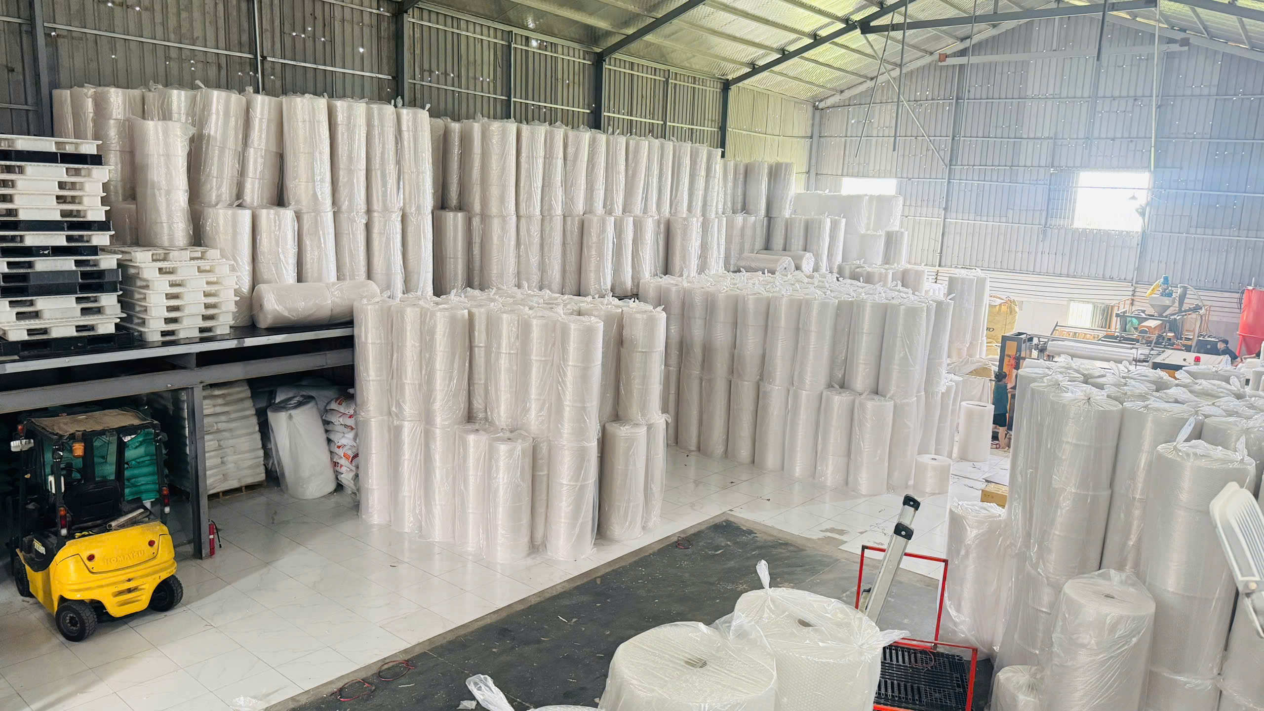 Kho cuộn xốp PE foam 15mm tại nhà máy THT Plastic