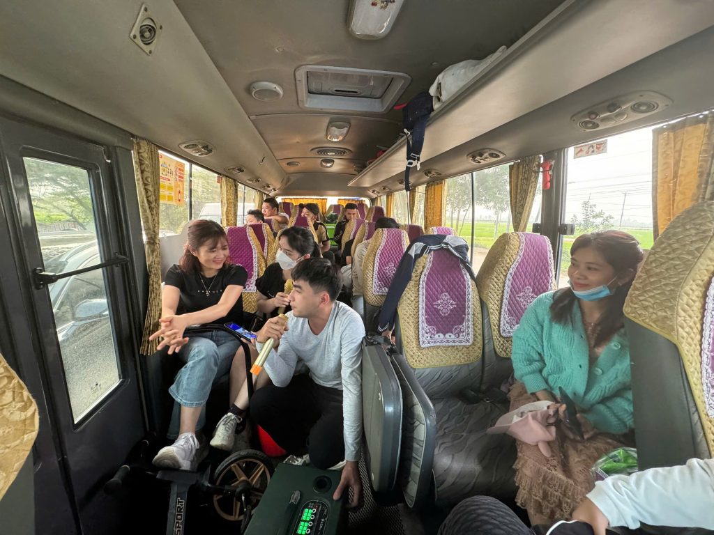 Cả đoàn khởi hành chuyến nghỉ mát công ty