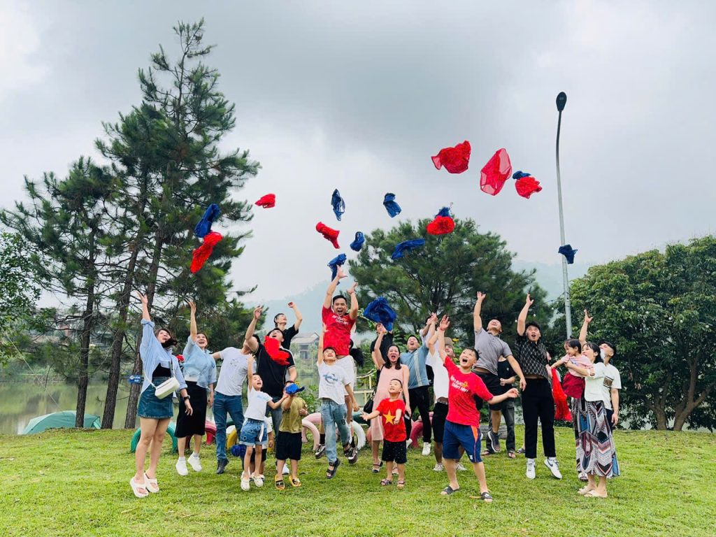 Khoảnh khắc team building gắn kết bên hồ